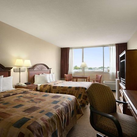 Days Inn By Wyndham Sidney Oh Bagian luar foto