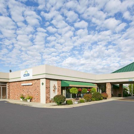 Days Inn By Wyndham Sidney Oh Bagian luar foto