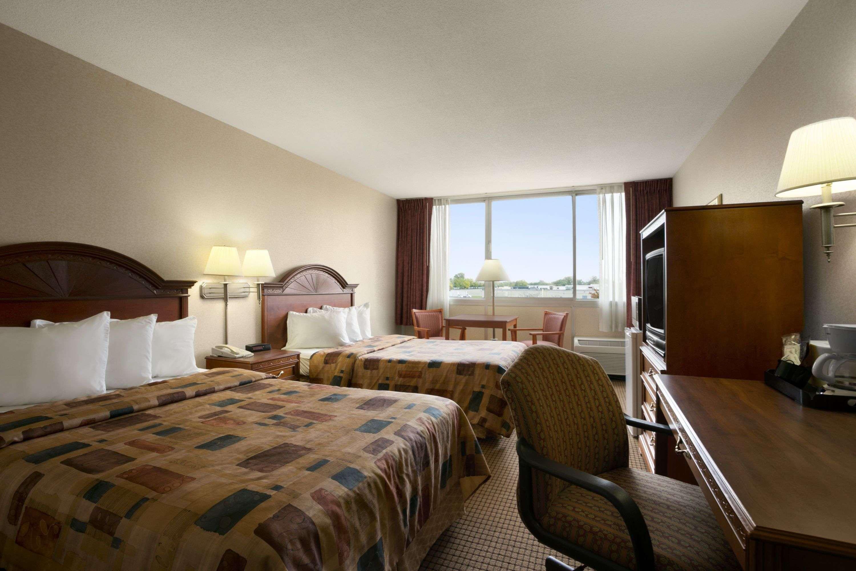 Days Inn By Wyndham Sidney Oh Bagian luar foto