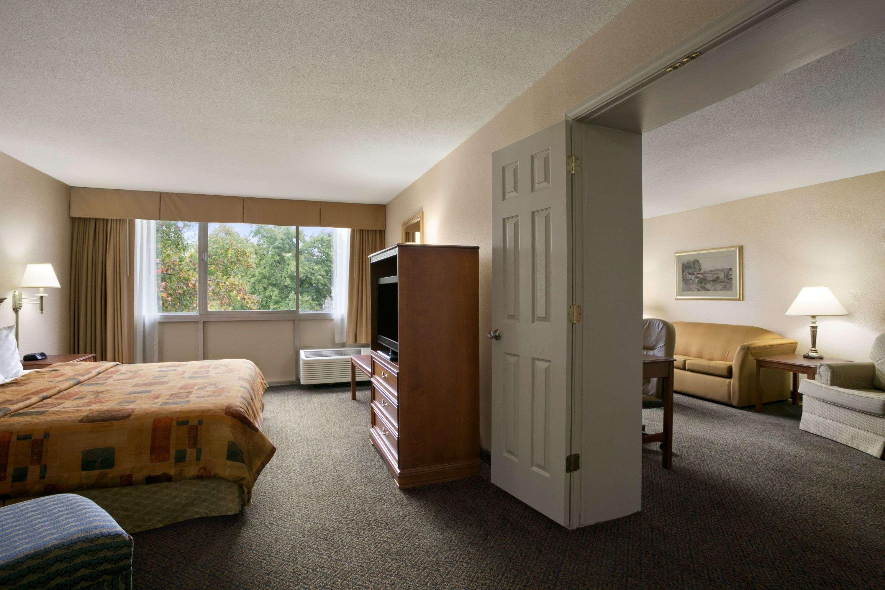 Days Inn By Wyndham Sidney Oh Bagian luar foto