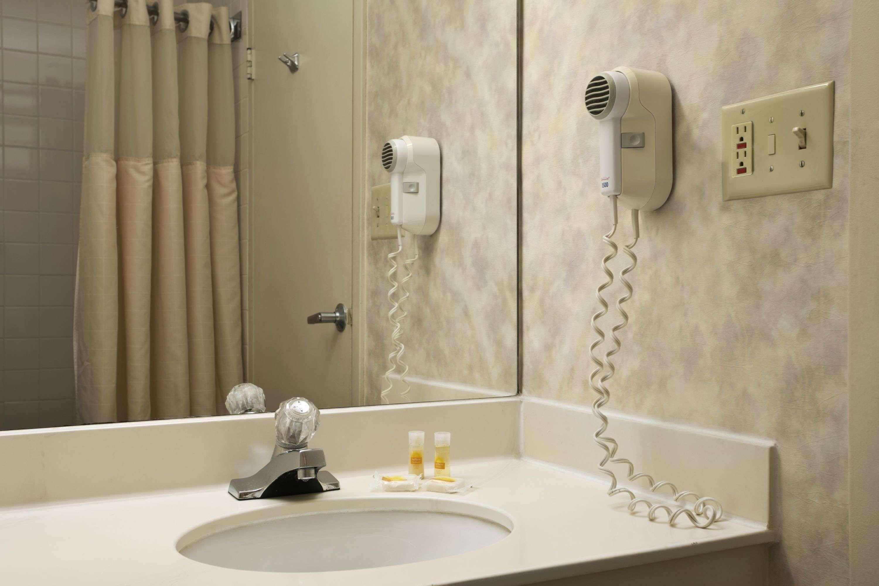 Days Inn By Wyndham Sidney Oh Bagian luar foto